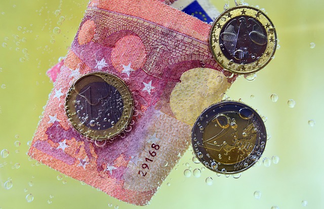 münzen-geldschein-im-wasser