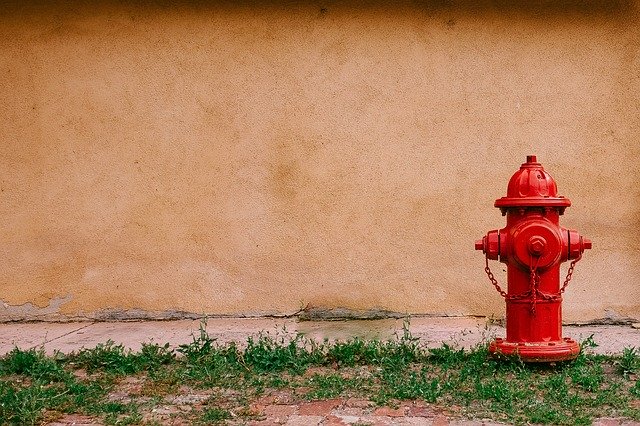 hauswand-hydrant-rot