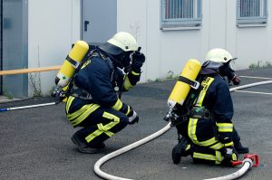 Symbolbild: 2 Feuerwehrmänner bei einer Übung symbolisieren einen Stresstest