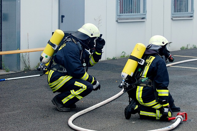 Symbolbild: 2 Feuerwehrmänner bei einer Übung symbolisieren einen Stresstest