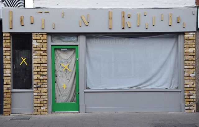 Symbolbid: Geschlossenens Geschäft mit verhängtem Schaufenster symbolisiert die Insolvenz der Firma