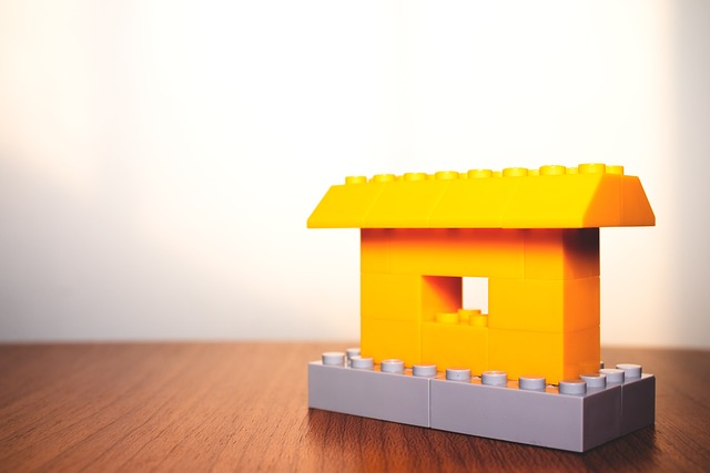 Symbolbild: Haus aus Lego-Steinen symbulisiert Wohnimmobilien, für die die BaFin den Systemrisikopuffer gesenkt hat.