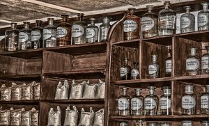 Symbolbild: ein Apothekerschrank mit gut sortierten Glasbehätern und Tüten symbolisiert die EU-Taxonomie, die gerade aktualisiert wird.