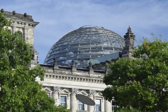 Symbolbild: Kuppel des Bundestags in Berlin symbolisiert das dort beschlossene Mindeststeueranpassungsgesetz