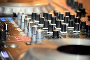 Symbolbild: ein Steuerpult einer Musikanlage symbolisiert das Steuerungs- und Regelungssystem, das Governance beinhaltet