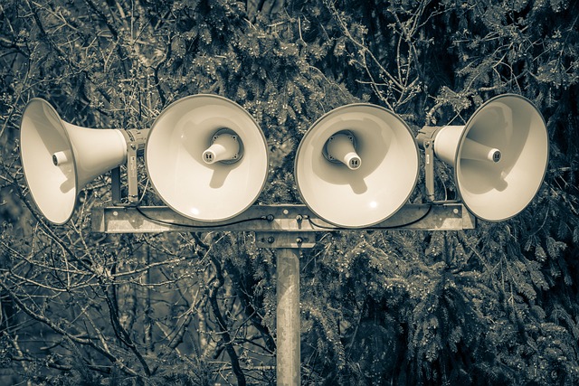 Symbolbild: 4 Lautsprecher an einem Mast symbolisieren Medungen für Millionenkredite