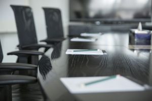 Symbolbild: Konferenzraum symbolisiert Abstimmung zwischen BaFin und FAW zur WpHG-Prüfung 2025/2026