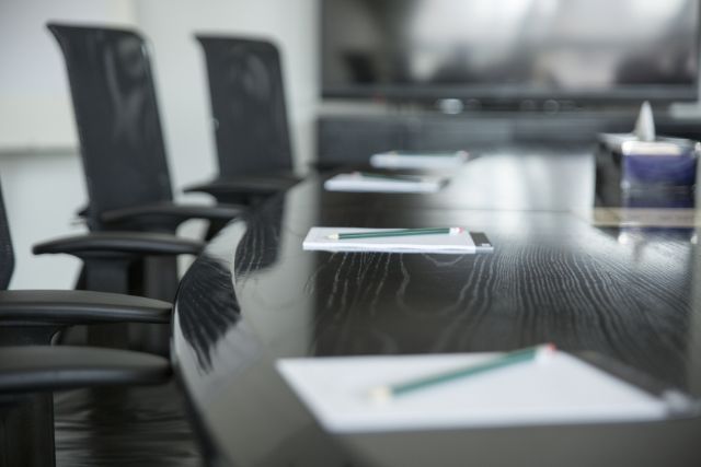 Symbolbild: Konferenzraum symbolisiert Abstimmung zwischen BaFin und FAW zur WpHG-Prüfung 2025/2026