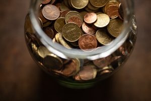 Symbolbild: Glas voller Münzen symbolisiert Rückstellungen für den Vorruhestand