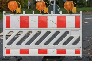 Symbolbild: eine Straßenabsperrung schützt vor Risiken und symbolisiert die Mindestanforderungen an das Risikomanagement