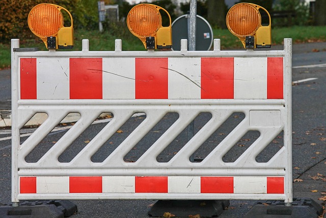 Symbolbild: eine Straßenabsperrung schützt vor Risiken und symbolisiert die Mindestanforderungen an das Risikomanagement