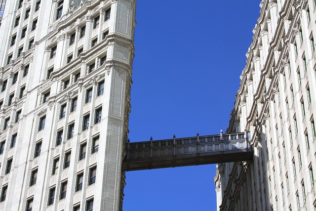 Symbolbild: Zwei Gebäude mit Verbindungsbrücke symbolisieren verbundene Gesellschaften
